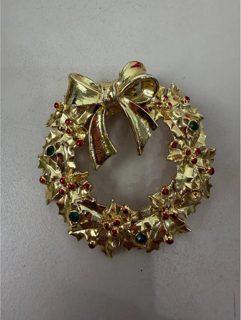 Tancer II Vintage Gold Tone Christmas Wreath Brooch with Red and Green Accents